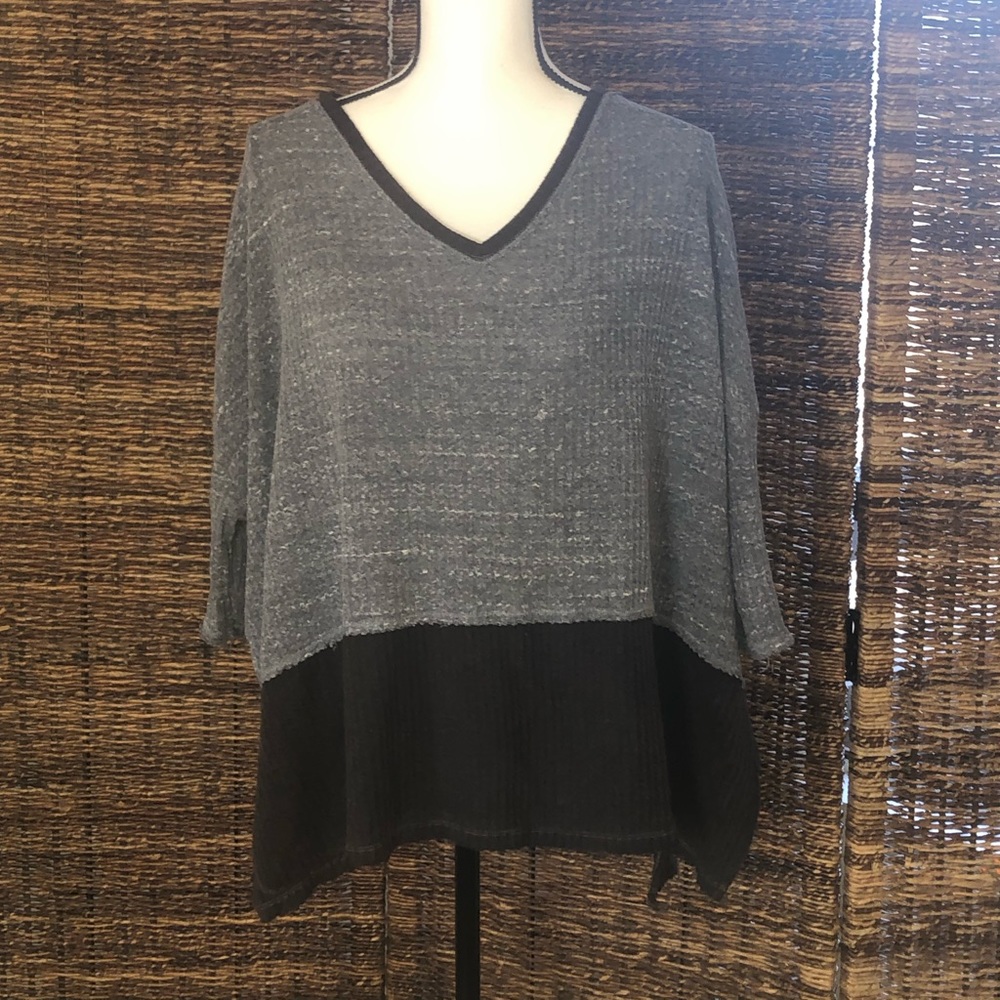 Oversized Free People top in grey/black!